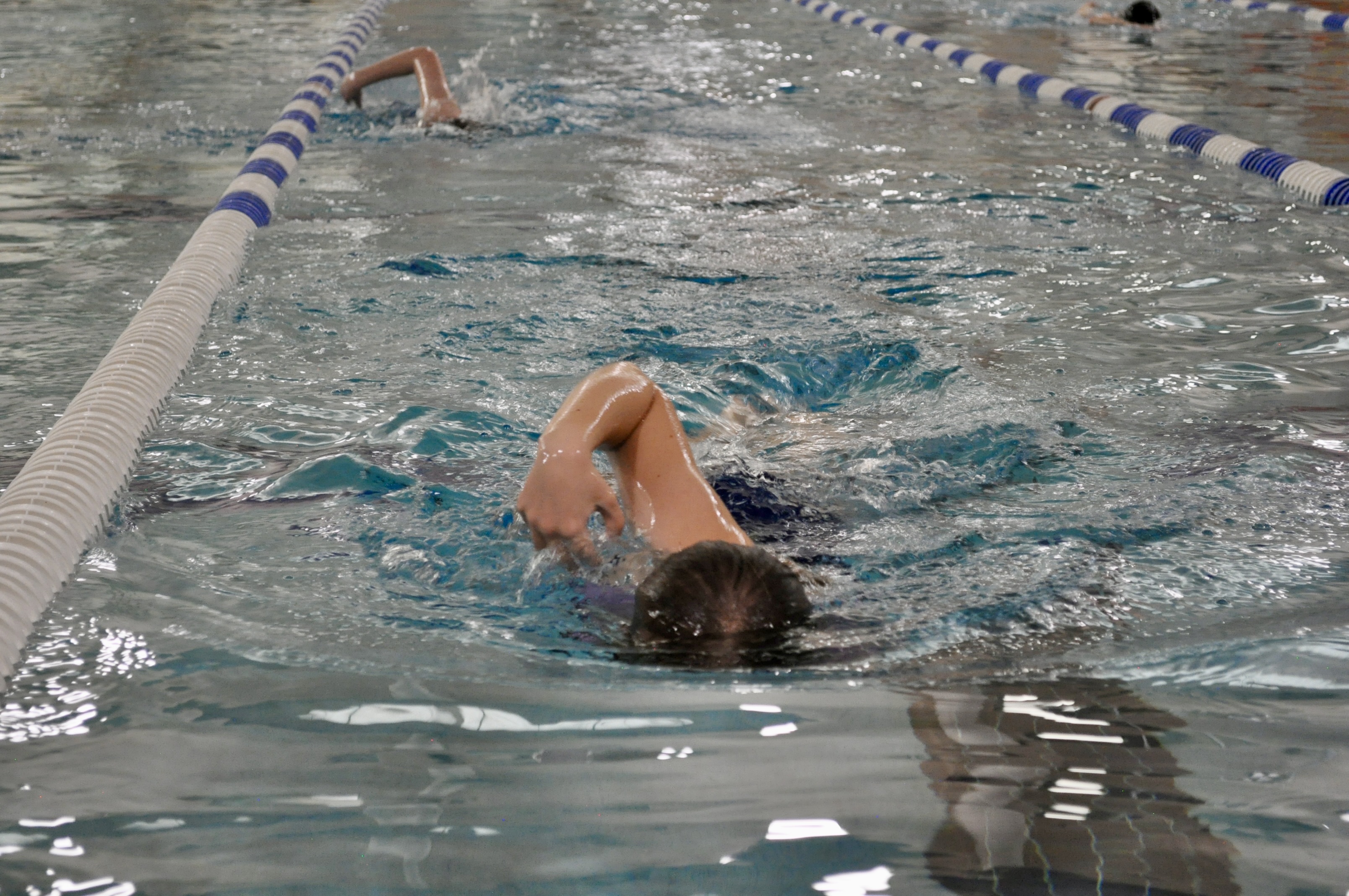 Freestyle swimming head-on technique